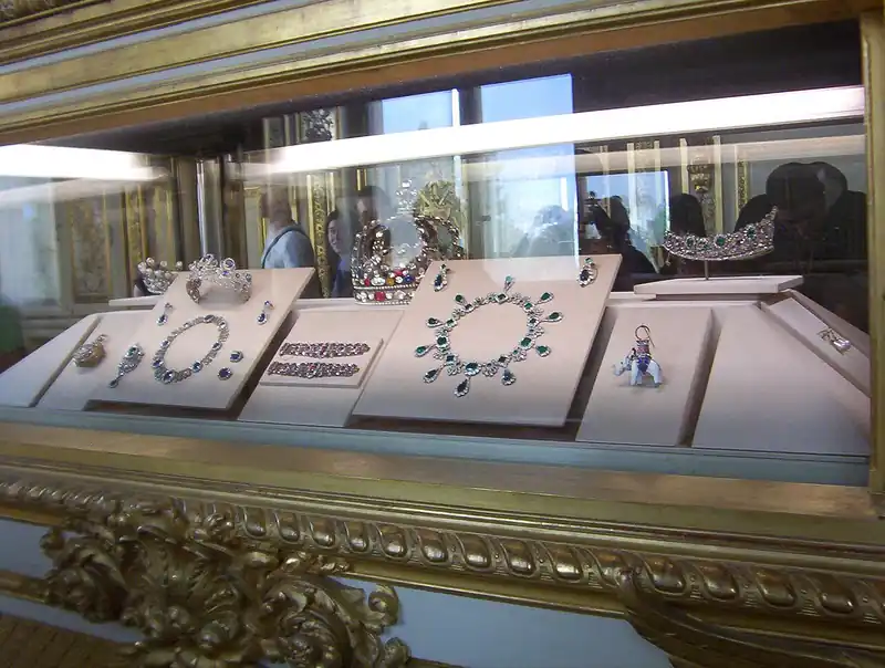 El robo de las Joyas de la Corona del Louvre